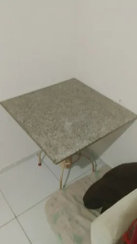 Mesa quadrada de mármore