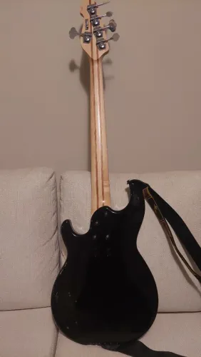 Baixo Yamaha BB435 - 5 cordas excelente estado. Pra quem gosta do som dos antigos BBs.
