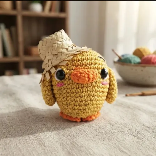 Pintinho Amigurumi Crochê Com Chapéu De Palha Artesanal 10cm