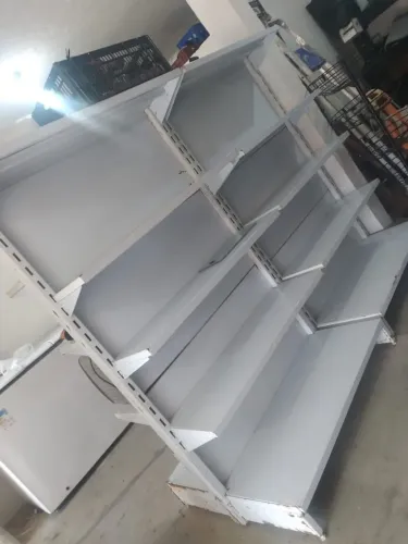 Vende gondolas de centro