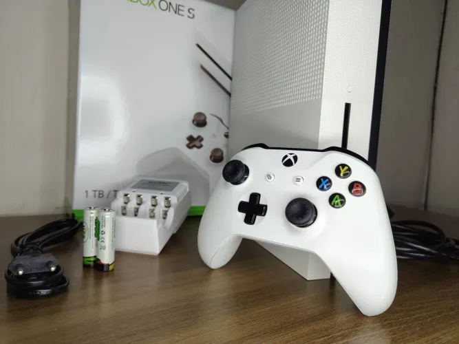 Xbox One S 1TB Digital: Caixa + Cabos + Controle + Carregador e Pilhas - Ótimo Estado!