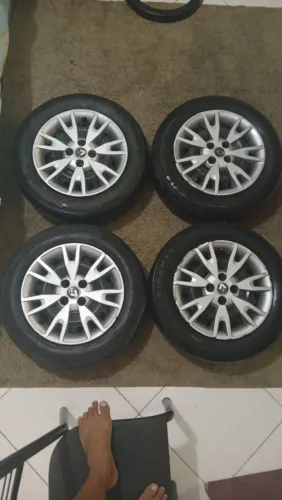 Aros de ferro e pneus novo completo as 4/100 em perfeito estado de conservação 