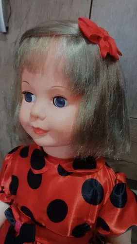 Boneca amiguinha da estrela com vestido de bolinhas