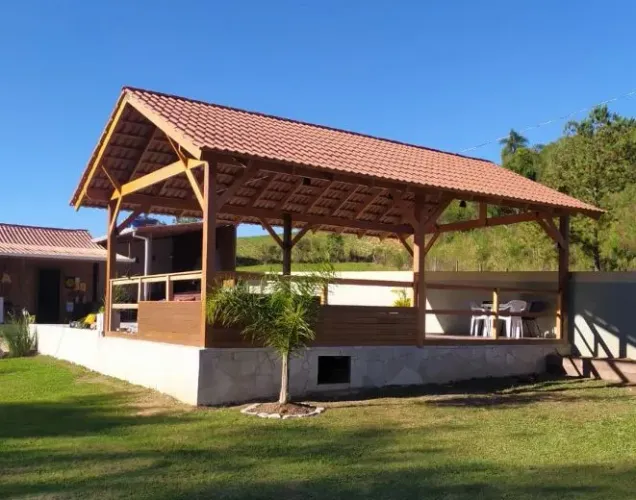 Pergolado em madeira nobre