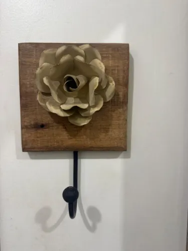 Porta toalha de madeira de demolição com flor decorativa