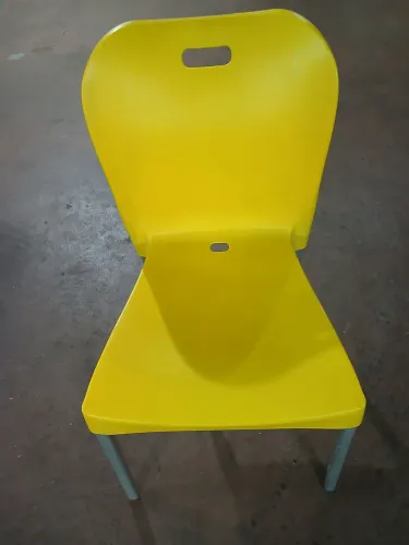 Vendo Cadeiras amarelas,com assento e encosto em plástico e pés metálicos.leve,resistente