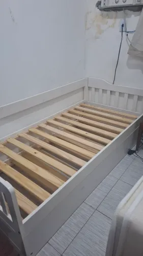Vendo uma cama de madeira bicama ,pouco tempo de uso,praticamente nova,suporta até 120 kg.
