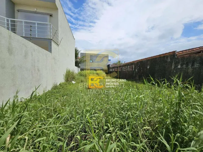Terreno em frente ao mar com 300m²  Vista incrível e localização privilegiada