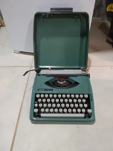 Máquina de escrever Olivetti Lettera 82 Original com Maleta - Funcionando
