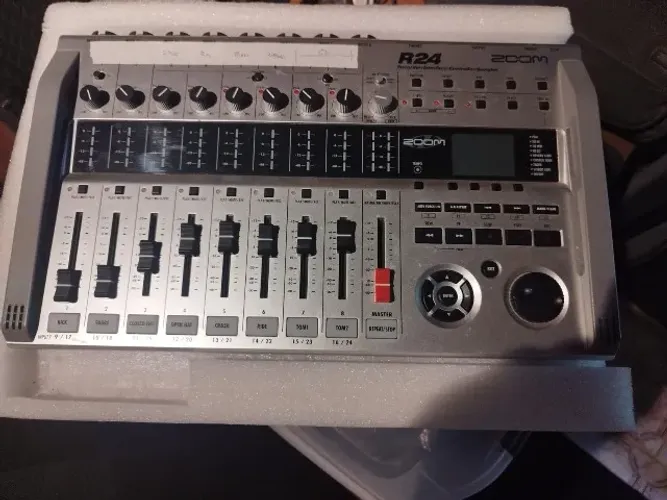 Zoom R24