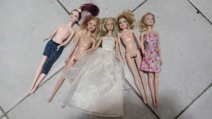 Bonecas Barbie lote leia a descrição