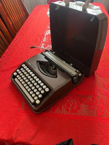 Maquina de escrever Olivetti