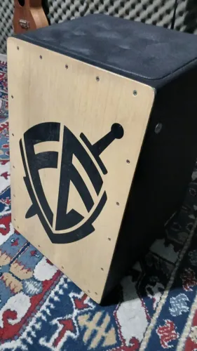 Cajon WD elétrico com esteira e chave para regulagem