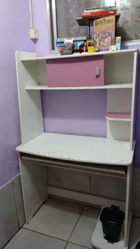 Escrivaninha para estudos.