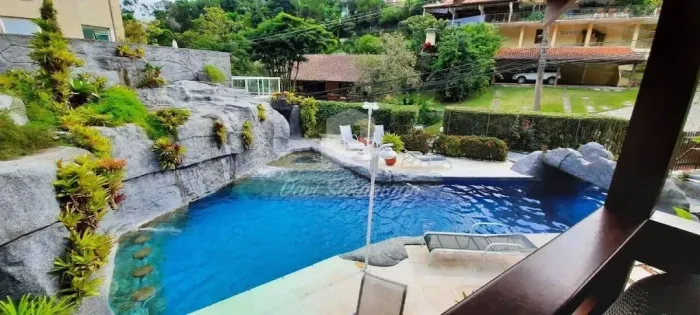 BS Imobiliária Vende  Casa Exclusiva no Condomínio Vale Itaipu.