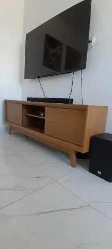 Rack amadeirado semi novo.