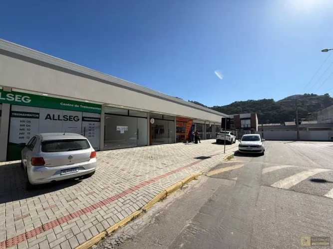 Sala Comercial 40m² para Locação Anual em Itapema SC