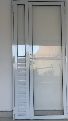 Vendo porta balcão de vidro nova