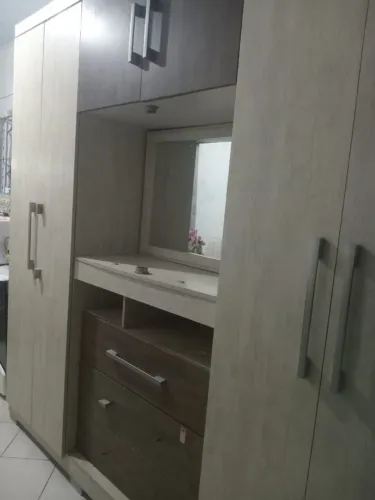 Guarda-roupa casal com suporte para TV