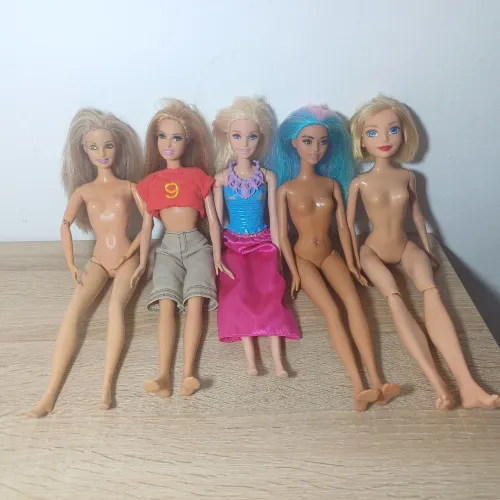 4 Barbie e 1 Super Girl Mattel
