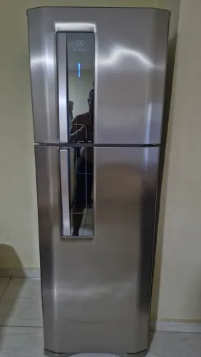 Vendo geladeira electrolux DF42X frost free 382 litros obs está com vazamento de gás reves