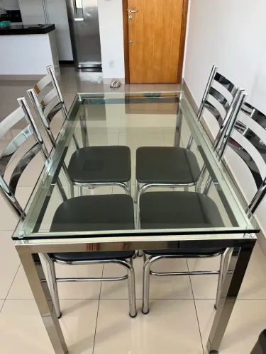 Mesa de vidro com alumínio com 4 cadeiras
