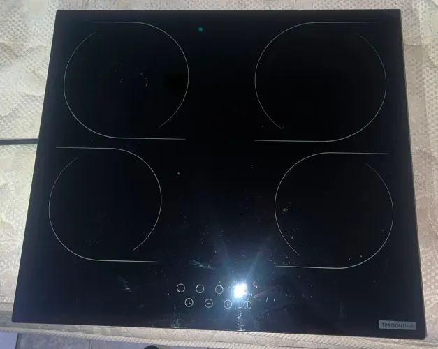 Cooktop de indução da marca tramontina, cor preta. medidas de 59cm×5,5cm.