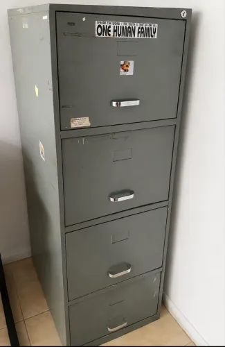 Arquivo de aço com 4 gavetas