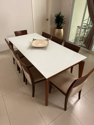Vendo mesa de jantar com 8 cadeiras