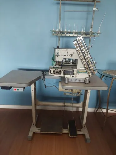Máquina elastiqueira 