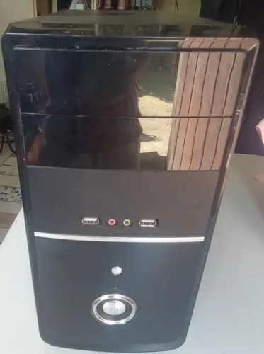 gabinete para computador vazio