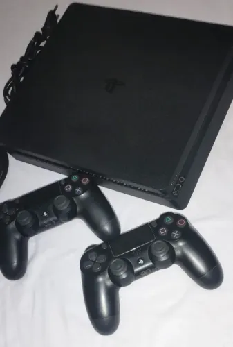PLAYSTATION 4 SLIM 