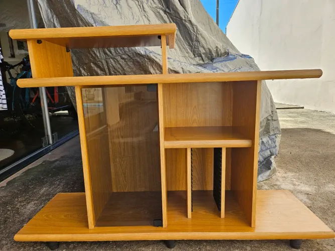 Rack para TV em madeira - Conservado e espaçoso (usado).