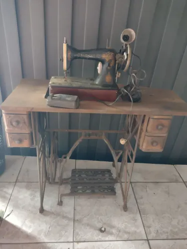 Vendo máquina de costura ? antiga para Antiquário 