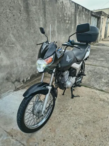 Vendo Moto Titan 150 minha, injeção flexível, zera , sem detalhes.