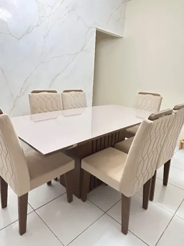 Mesa de jantar retangular de vidro cor off white, bordas em
