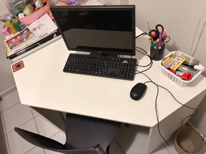 Mesa de Escritório / Estudos - Compacta e Funcional