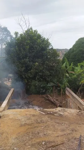 Troco esse lote por uma casa em Cariacica, dependendo dou uma quantia em dinheiro 