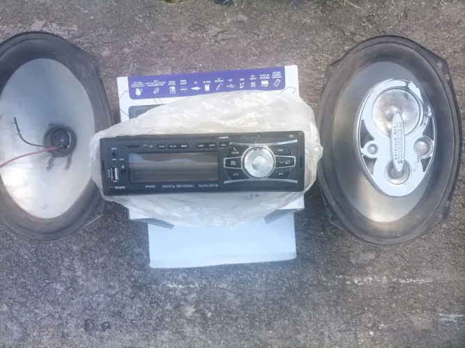 Som automotivo com auto falantes