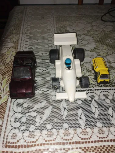 Vendo um lote de carrinhos dos anos 80 as marca e bandeirantes pevi e meplastic
