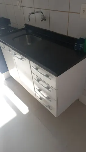 Pedra de granito com pia instalada maus armario