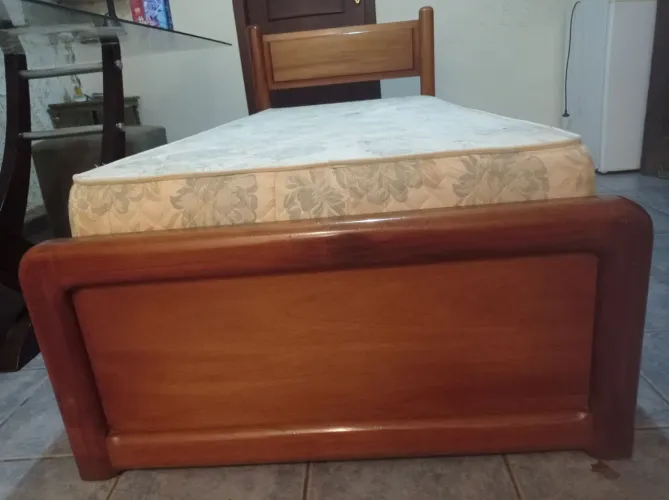 LáCama de Solteiro, madeira de lei, produzida há 40 anos, sem defeitos, com colchão.