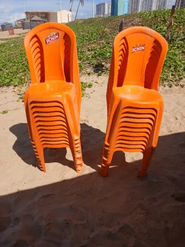 Cadeiras plasticas, tramontina na cor laranja, 23,00 a unidade