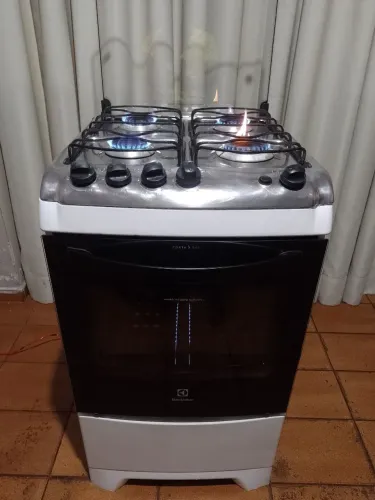 Fogão 04 bocas , acendimento elétrico, marca Electrolux