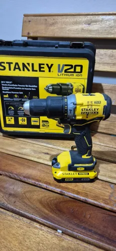 Parafusadeira Stanley fatmax v20 brushless com duas baterias 2Ah