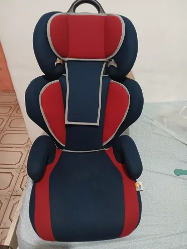 Vendo cadeirinha/assento de carro. Idade 3 a anos finais,pois tem assento que separa