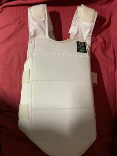 protetor de tórax branco para karatê Vezo Slim homologado pela CBK.