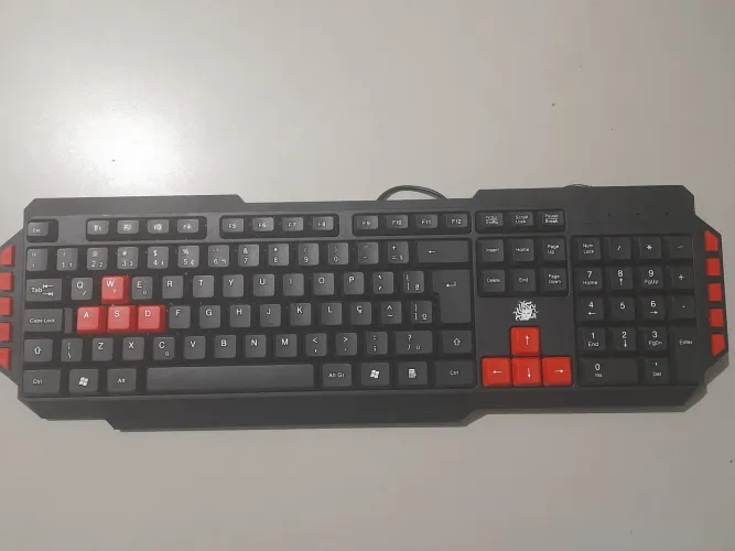 Teclado Gamer USB com Teclas WASD e Setas Vermelhas