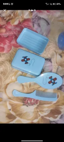 Kit de mamadeira azul e saboneteira e escova e pente de cabelo