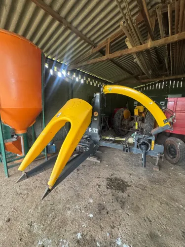 Forrageira JF120 com controle hidráulico 